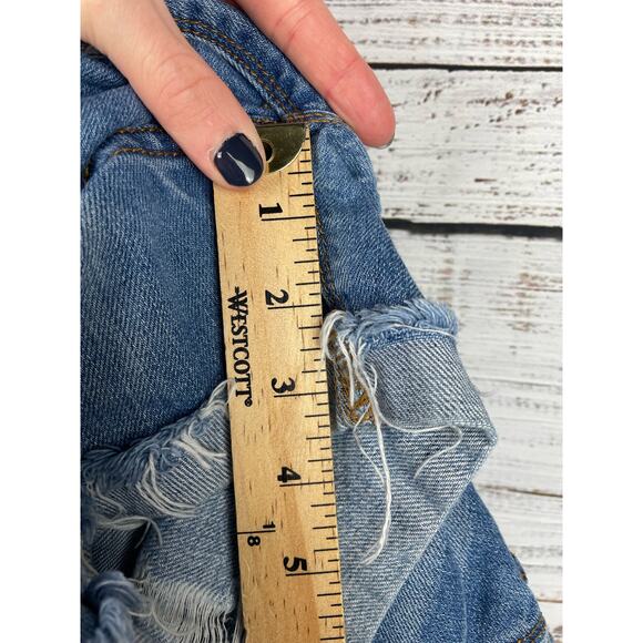BDG Boyfriend Denim Shorts Light Wash size 25 Cuffed Raw Hem 3.5” Relaxed Cotton - Picture 6 of 6